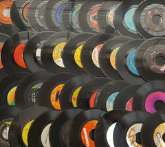 Lot of (choose 25, 50, 100 or 200) 45 rpm 7″ records for crafts decoration art