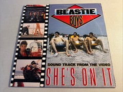 1985 – BEASTIE BOYS – SHE’S ON IT / SLOW AND LOW – DEF JAM RECORDINGS OG PRESS