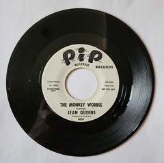 JEAN QUEENS – MUSIC IS MY BEAT / MONKEY WOBBLE – PIP 4001 SOUL / R&B – HEAR