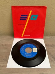 LISTEN 🎶 ELECTRIC LIGHT ORCHESTRA CALLING AMERICA /CAUGHT IN A TRAP P/S 45′