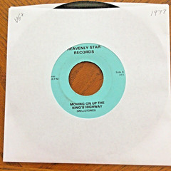 45 RPM „MOVING ON UP ON THE KING’S HIGHWAY“ MELLOTONES – 1977