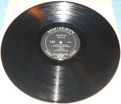 LORETTA LYNN – ALONE WITH YOU – VINYL LP RECORD – 1972 VOCALION RECORDS – NICE