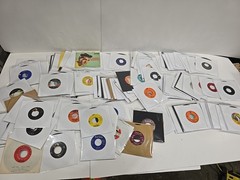 Large Lot Of 150 Unsorted 45rpm Jukebox 7″ With Sleeves Vintage