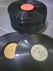 70 Random Used Vinyl Records 12″ WITHOUT Jackets For Crafting