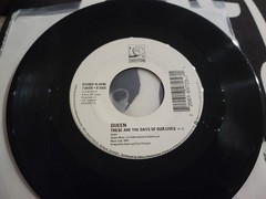 QUEEN WE ARE THE CHAMPIONS THESE ARE THE DAYS OF OUR LIVES 45 RPM SINGLE 1991