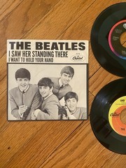 THE BEATLES I WANT TO HOLD YOUR HAND ORIG. EX 45 PICTURE SLEEVE & 2 BEATLES 45’S