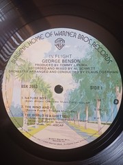 GEORGE BENSON – IN FLIGHT – 1977 WARNER BROTHERS VINYL RECORD – (VG/VG)
