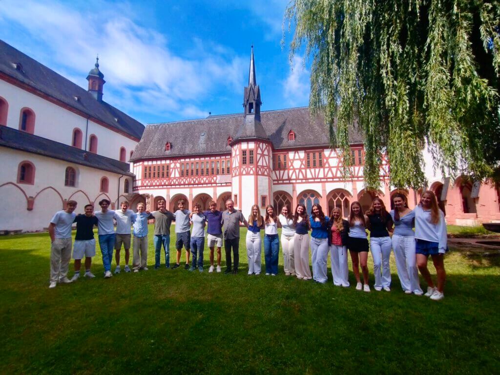 Austauschgruppe aus Nashville mit ihren Gastgebern im Kloster Eberbach