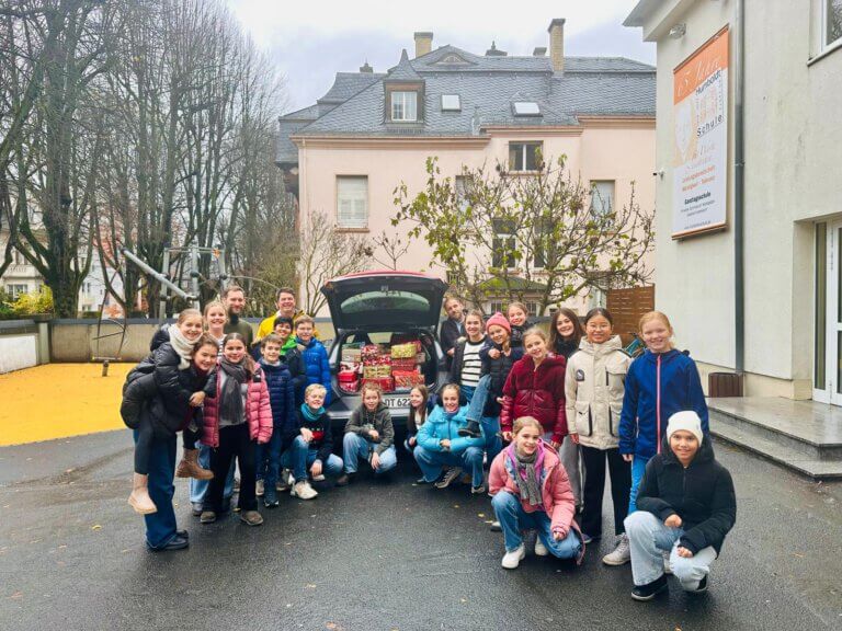 Übergabe der Weihnachtspäckchen durch die Klasse 5a im Jahr 2024