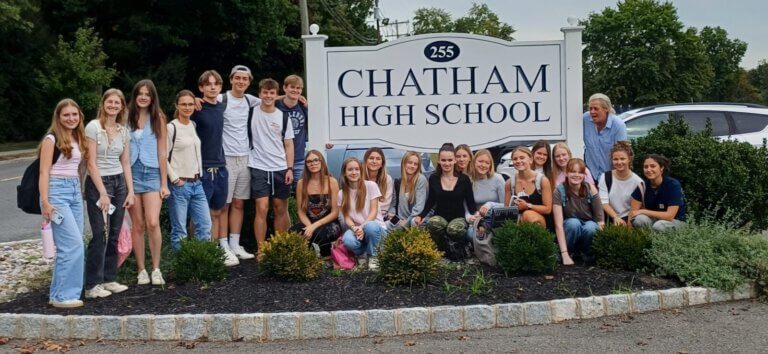 Vollständige Oberstufengruppe beim Chatham-Austausch 2025 vor der Partnerschule in den USA