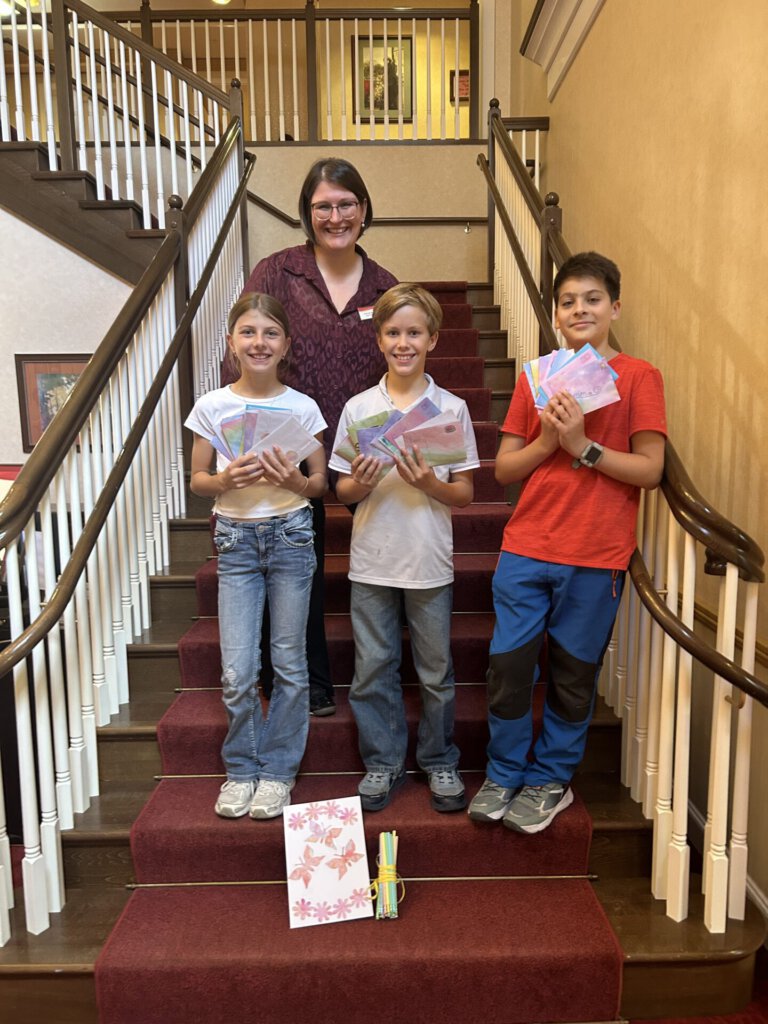 Schülerinnen und Schüler übergeben ihre Briefe in der Kursana Villa Wiesbaden.